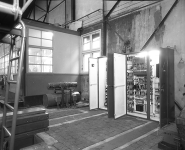 821254 Afbeelding van een relais- of apparatenkast in één van de gebouwen van de N.V. Nederlandse Staalfabrieken DEMKA ...